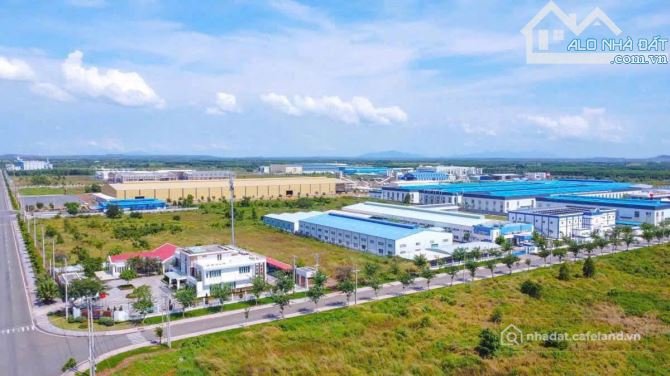 Bán đất thổ cư: Mặt tiền đường nhựa, đối diện Khu Công Nghiệp Đất Đỏ