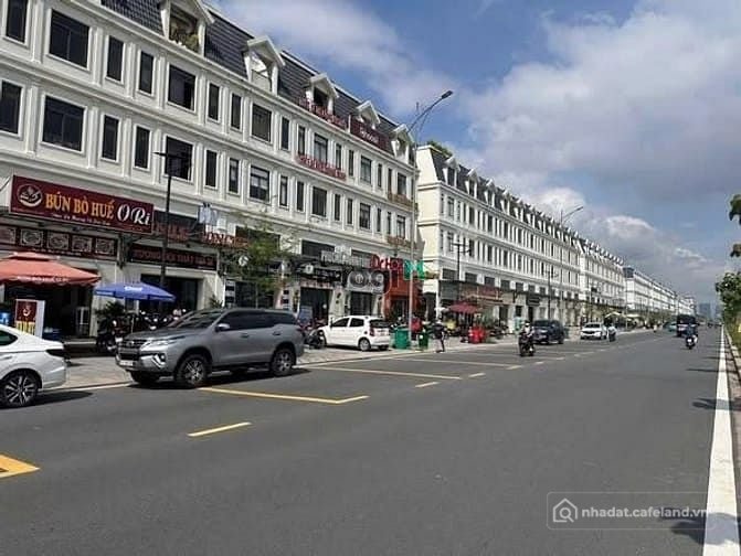 Bán nhà riêng: Cho thuê nhà mặt tiền đường Song Hành khu Lake View Quận 2 dt 30x