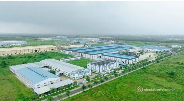 Bán kho, nhà xưởng: Chuyển nhượng lô đất ngay ngã khu công nghiêp châu đức , bà 