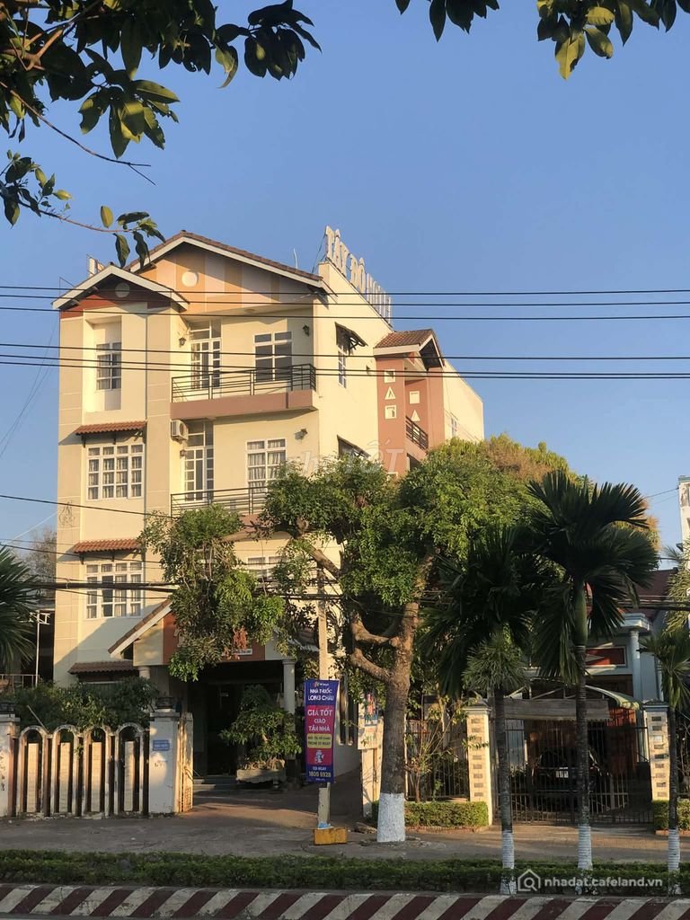 Bán nhà riêng: Khách sạn Tây Đô Kon Tum 3 lầu 28PN 28WC vị trí tiện lợi. Giá 11,