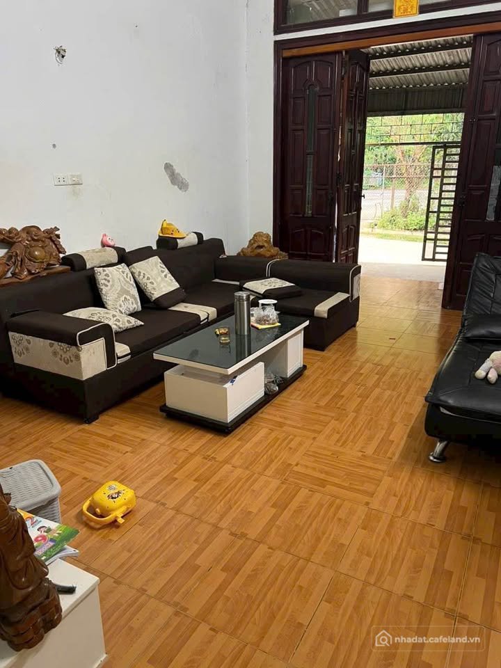 Bán nhà riêng: Bán nhà cấp 4 rộng rãi, mặt đường lớn, gần chợ đêm San Thàng, Lai