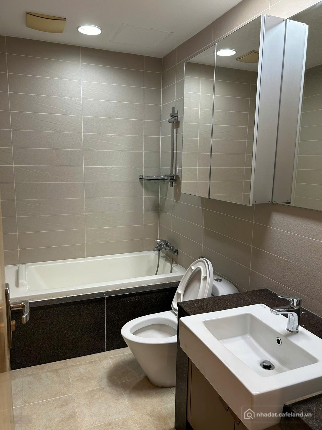 Bán căn hộ chung cư: Chính chủ bán gấp căn hộ 3PN - 150m2 tại Essensia - KĐT Mai