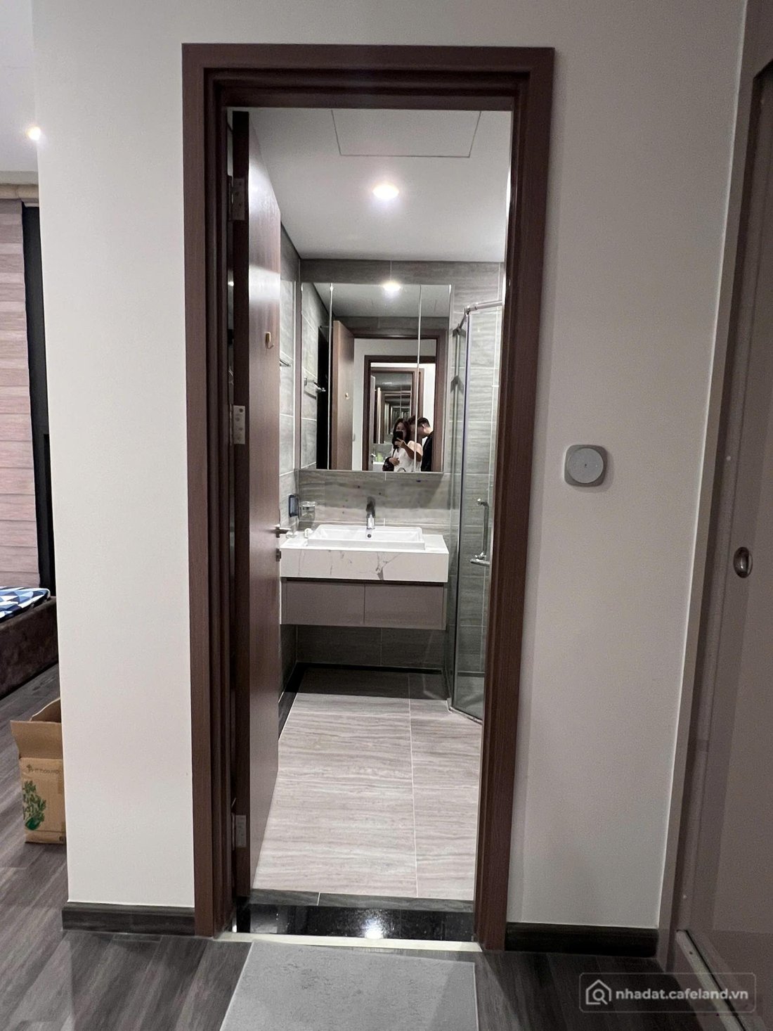 Bán căn hộ chung cư: Tôi chính chủ nhà-muốn bán căn 2pn+tonkin+tầng cao-full nội