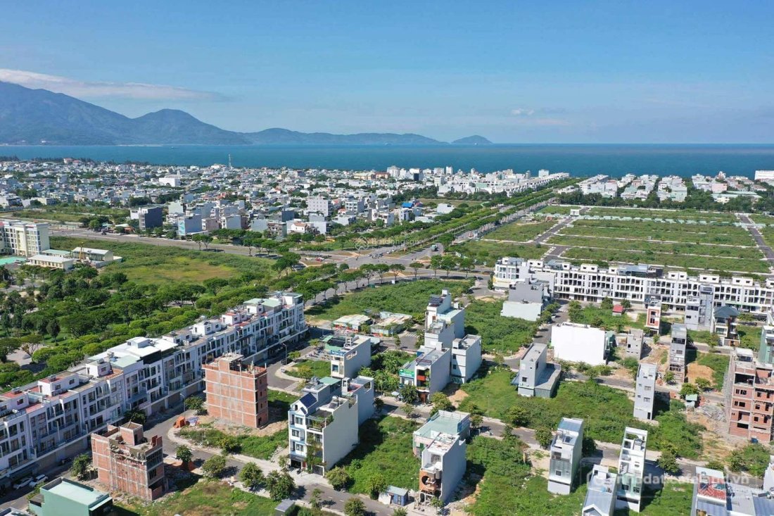 Bán đất thổ cư: Bán lô kẹp cống đường Hoà Phú 26, khu E - Kim Long City, đối diệ