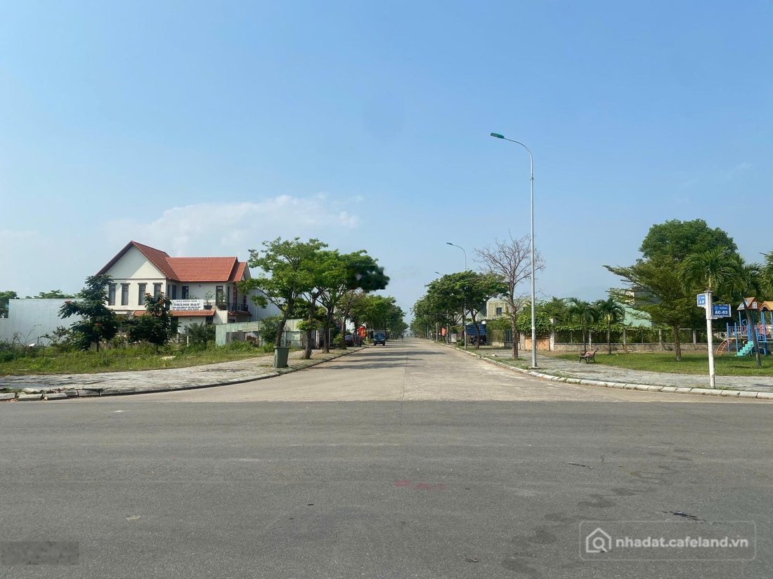 Bán đất thổ cư: Đất đường 10m5 Golden Hill lô kẹp cống trục đường thông. Giá rẻ 