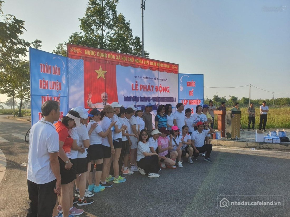 Bán đất thổ cư: Chỉ 1 vị trí xẻ khe thuộc Phân Khu Tài Lộc - 2 mặt diện, Hướng Đ