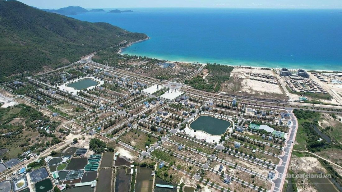 Bán đất thổ cư: Em bán nền có hợp đồng mua bán Golden Bay giá 28tr/m2. LH: 09327