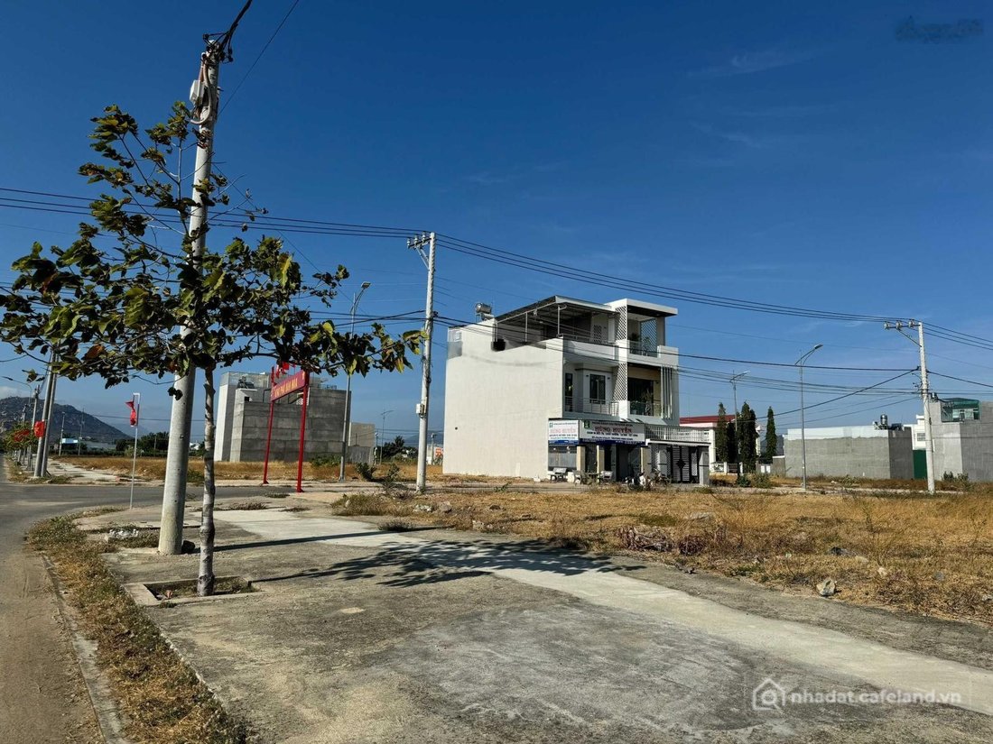 Bán đất thổ cư: Bán lô thổ cư 100m2, đường Phan Bội Châu, khu Công An, đối diện 