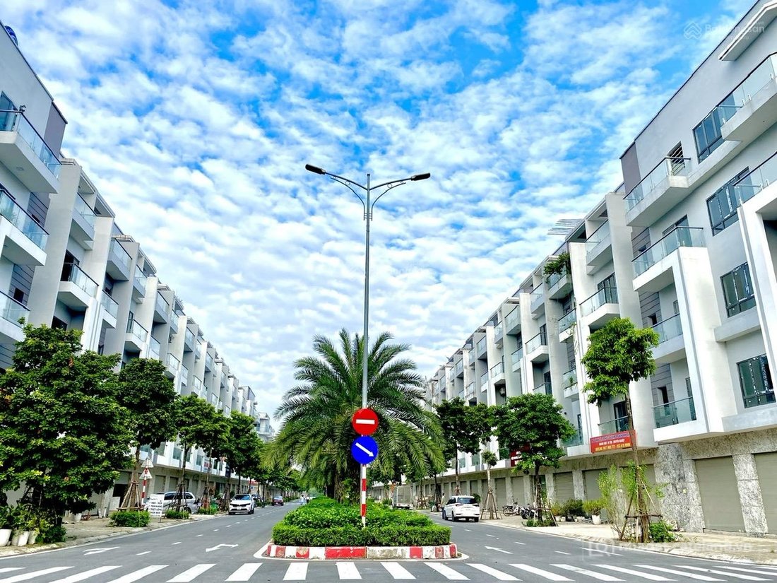 Bán biệt thự: Duy nhất 1 căn Him Lam mặt đường 30m, 5 tầng giá chưa tới 10 tỷ. L