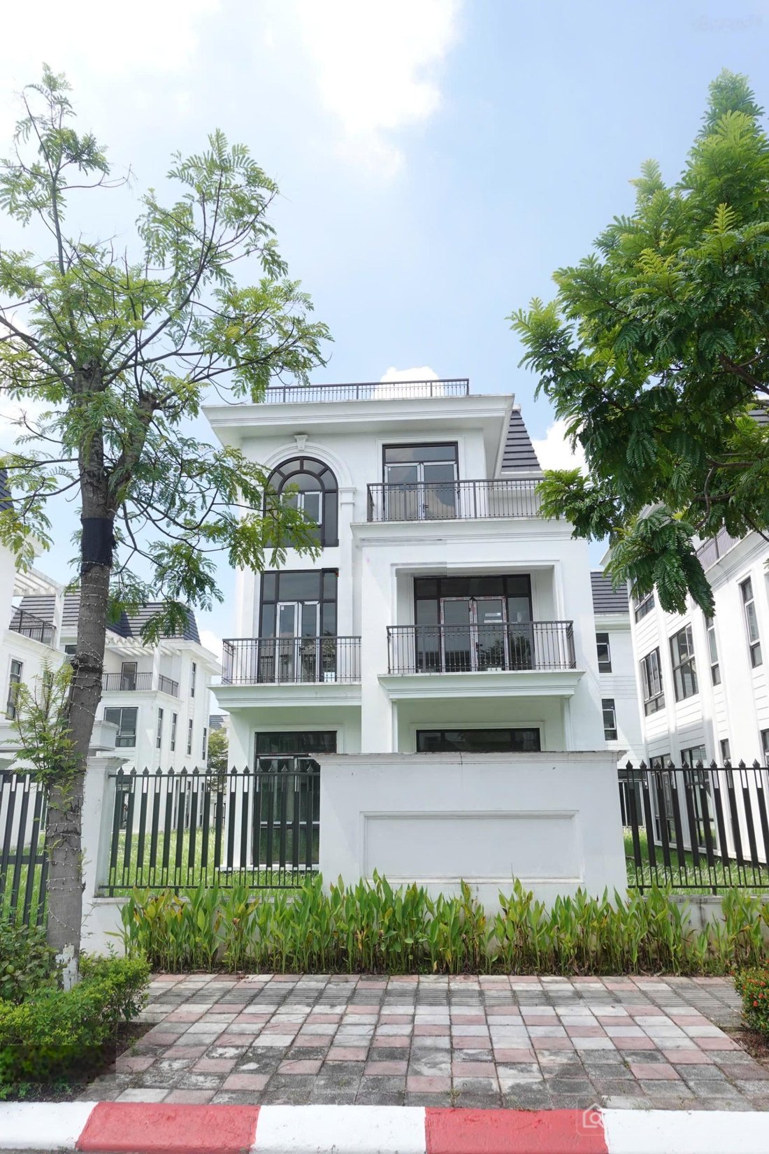 Bán biệt thự: Lợi nhuận tốt, căn hiếm song lập HUD Me Linh Central 300m2.