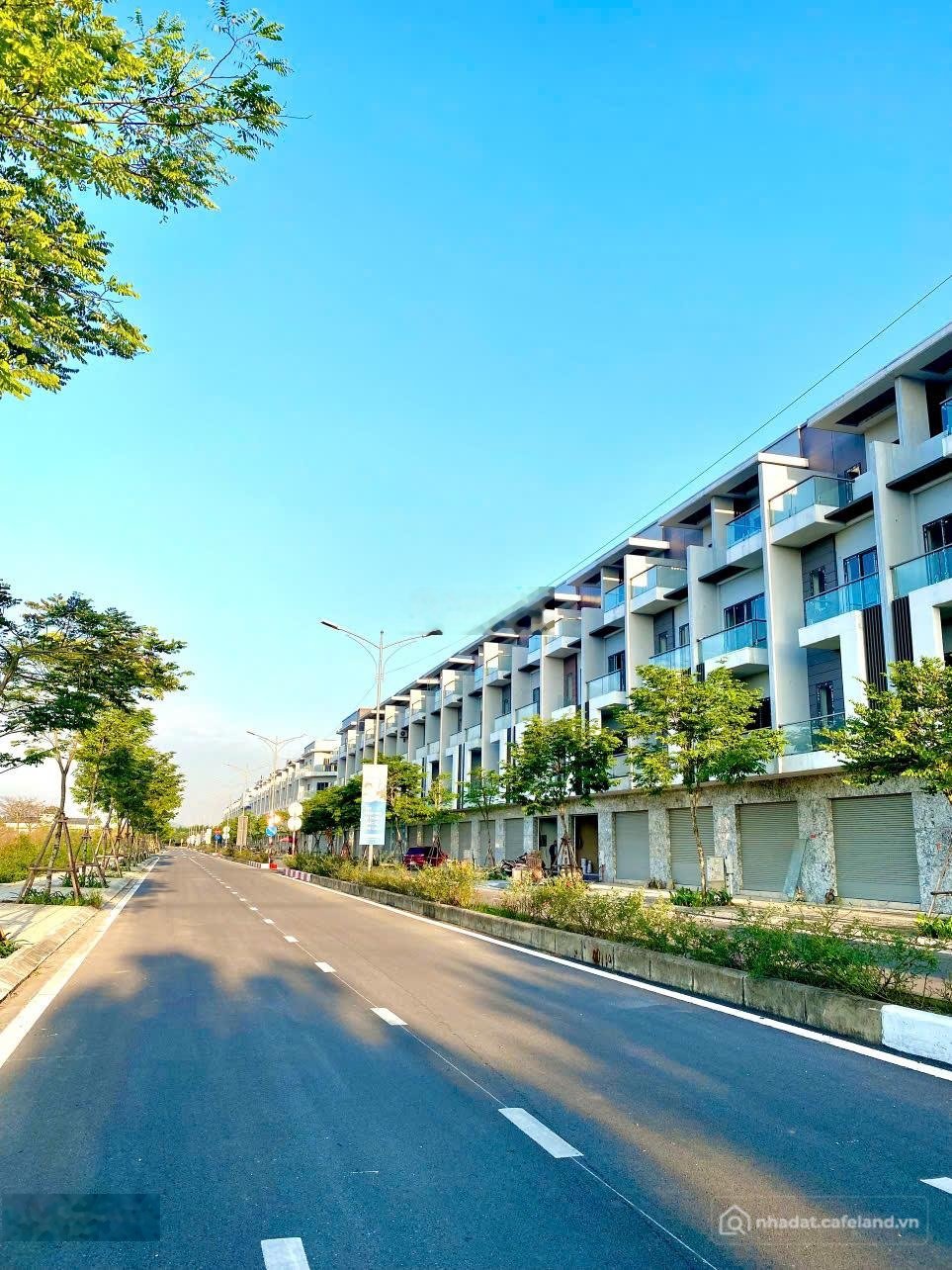 Bán biệt thự: Duy nhất căn liền kề Him Lam mặt chung cư giá 11.X tỷ. Liên hệ 086