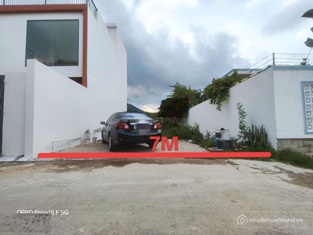 Bán đất thổ cư: Lô đất đối diện sân golf Diamond Bay Nha Trang, bề ngang siêu đẹ