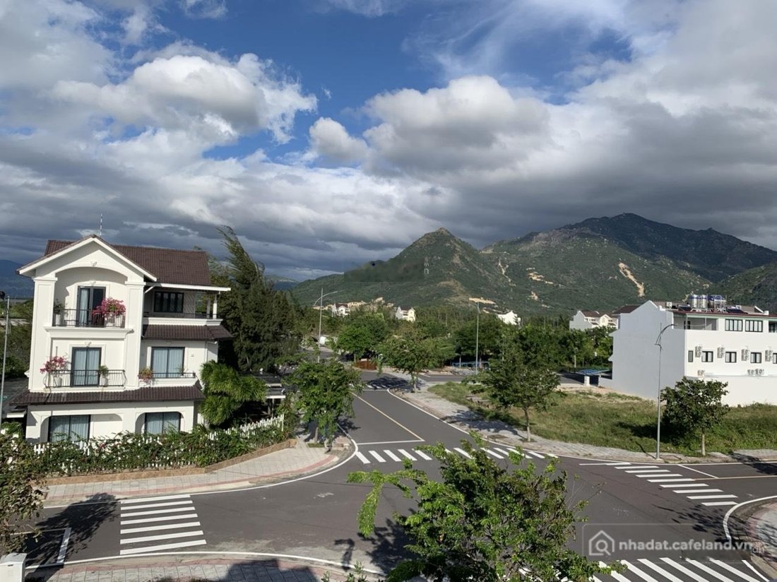 Bán đất thổ cư: Bán gấp tổng 3 nền liền kề Golden Bay Cam Lâm gần khu TĐC do Vin