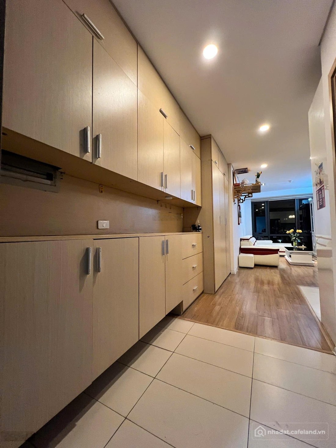 Bán căn hộ chung cư: Chính chủ bán căn hộ Mipec Long Biên diện tích 70m2.
