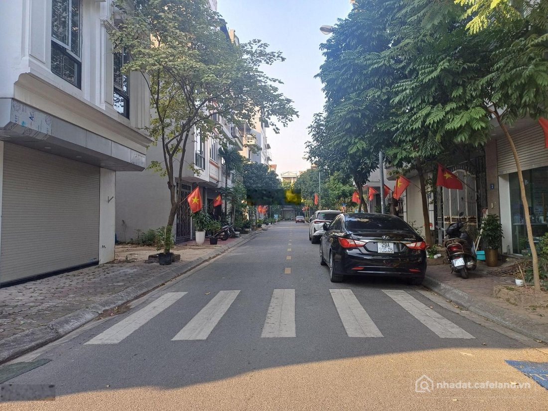 Bán đất thổ cư: Bán mảnh đất tđc giang biên - phân lô vip - đường 13m vỉa hè - ô