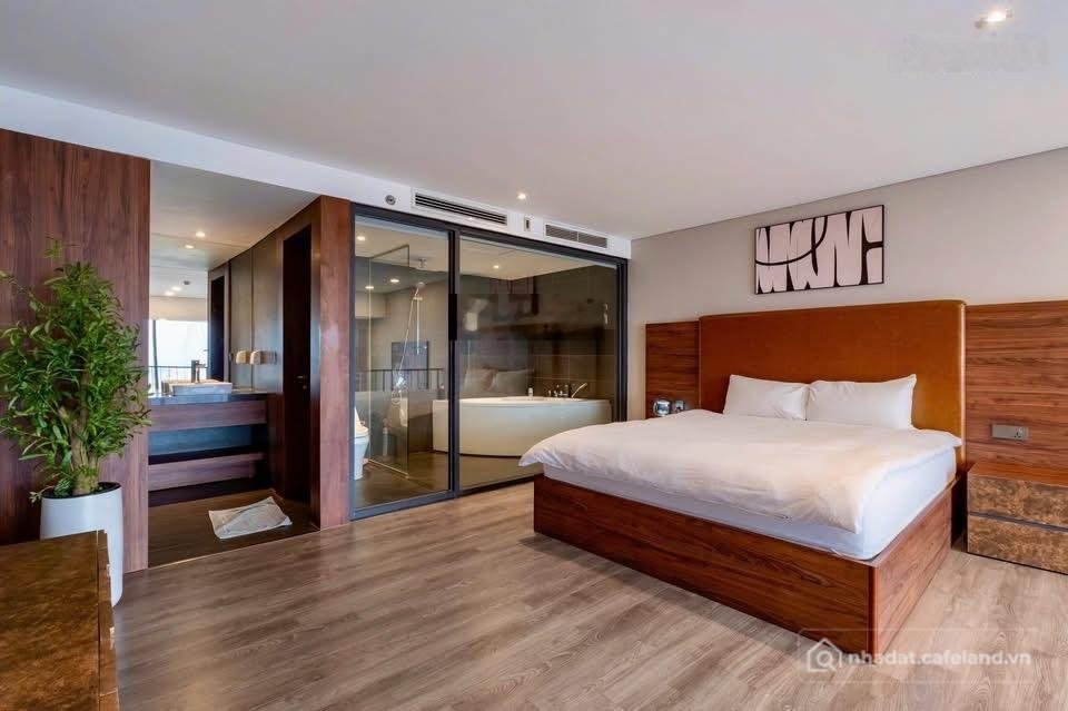 Bán căn hộ chung cư: Bán căn hộ 76m2 - 1PN PentStudio, Lạc Long Quân, giá 8,4 tỷ