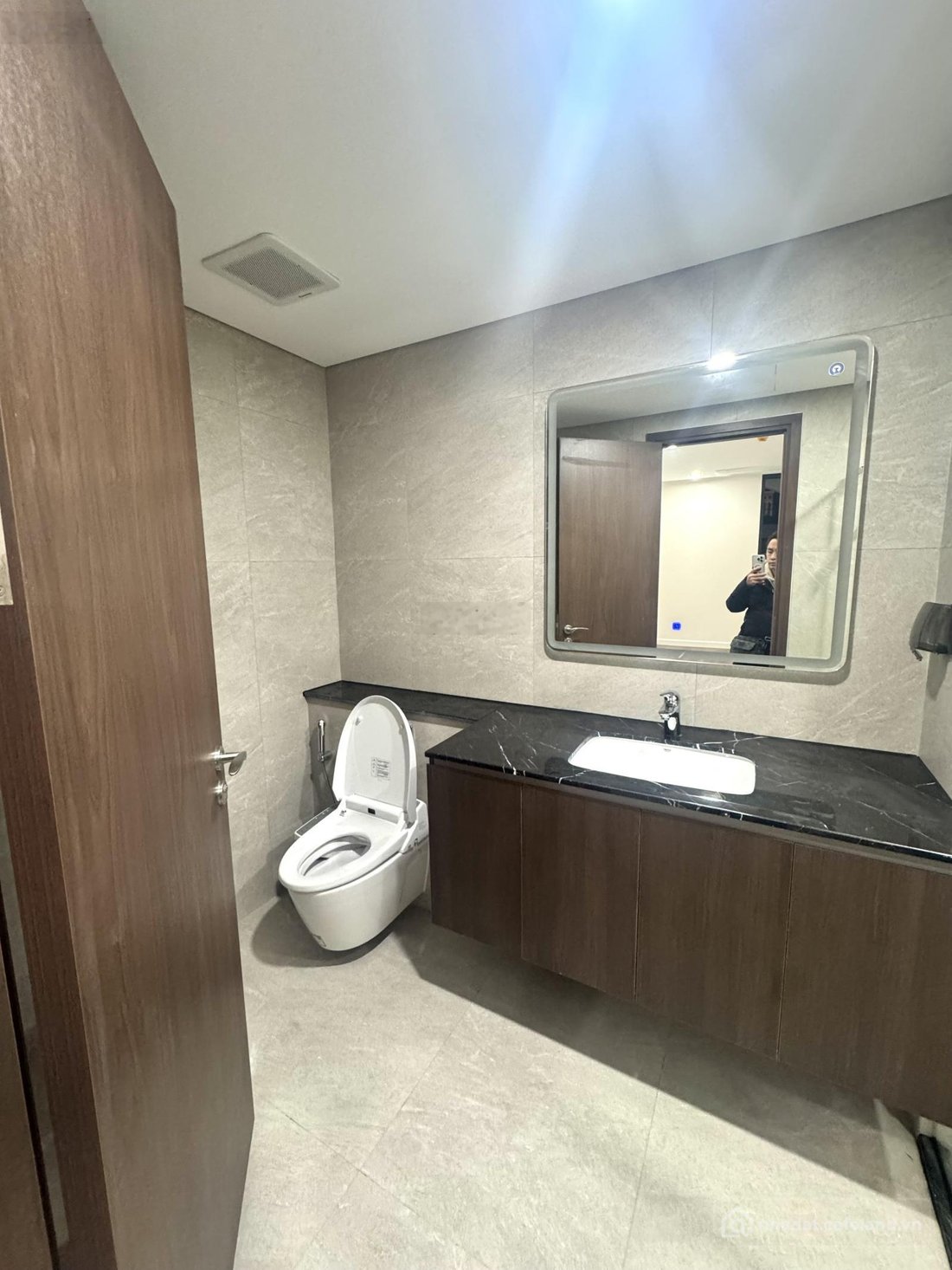 Bán căn hộ chung cư: Cần bán căn 2PN DT 80m2 tầng cao view thoáng. Dự án Sunshin