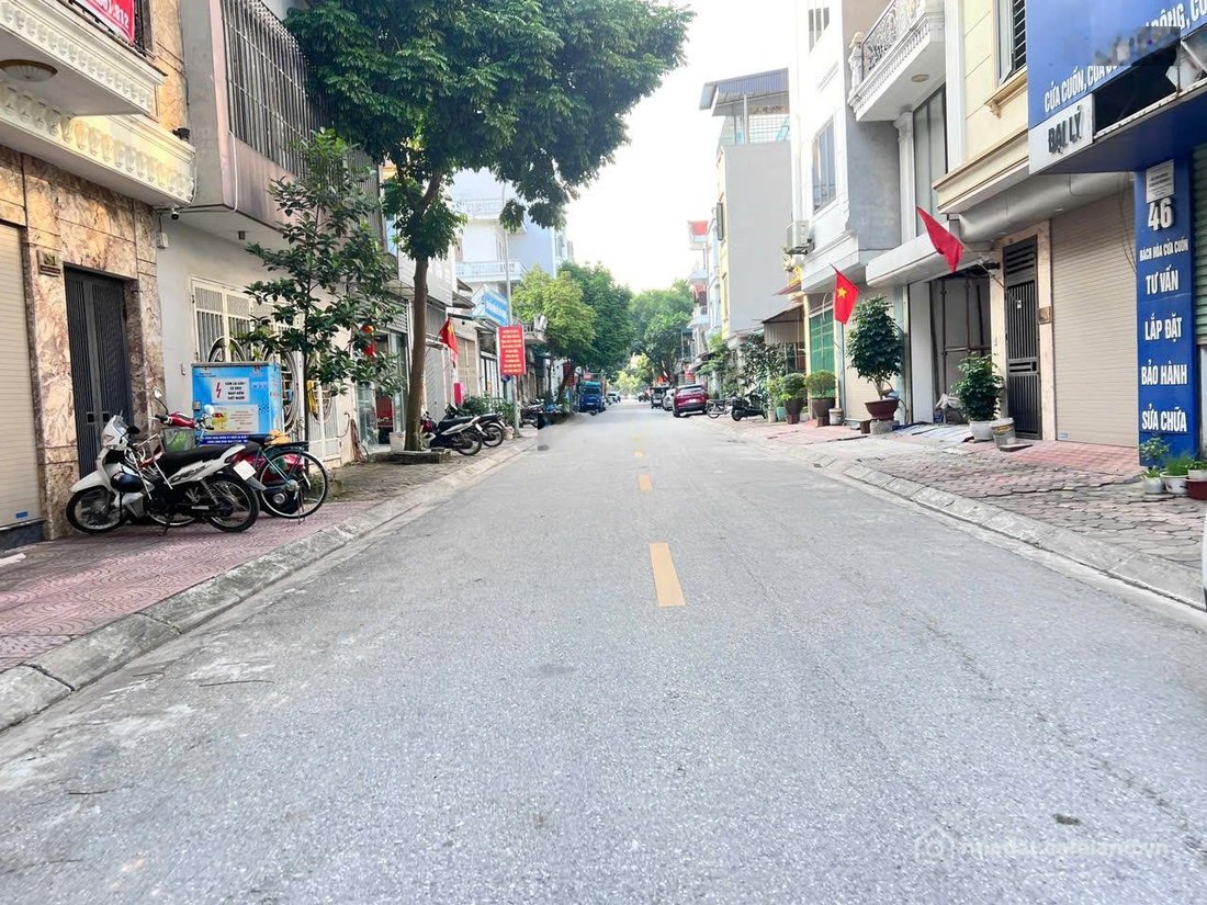 Bán đất thổ cư: Gia đình bán mảnh đất mặt phố Nguyễn Văn Hưởng, đường 15m, vỉa h