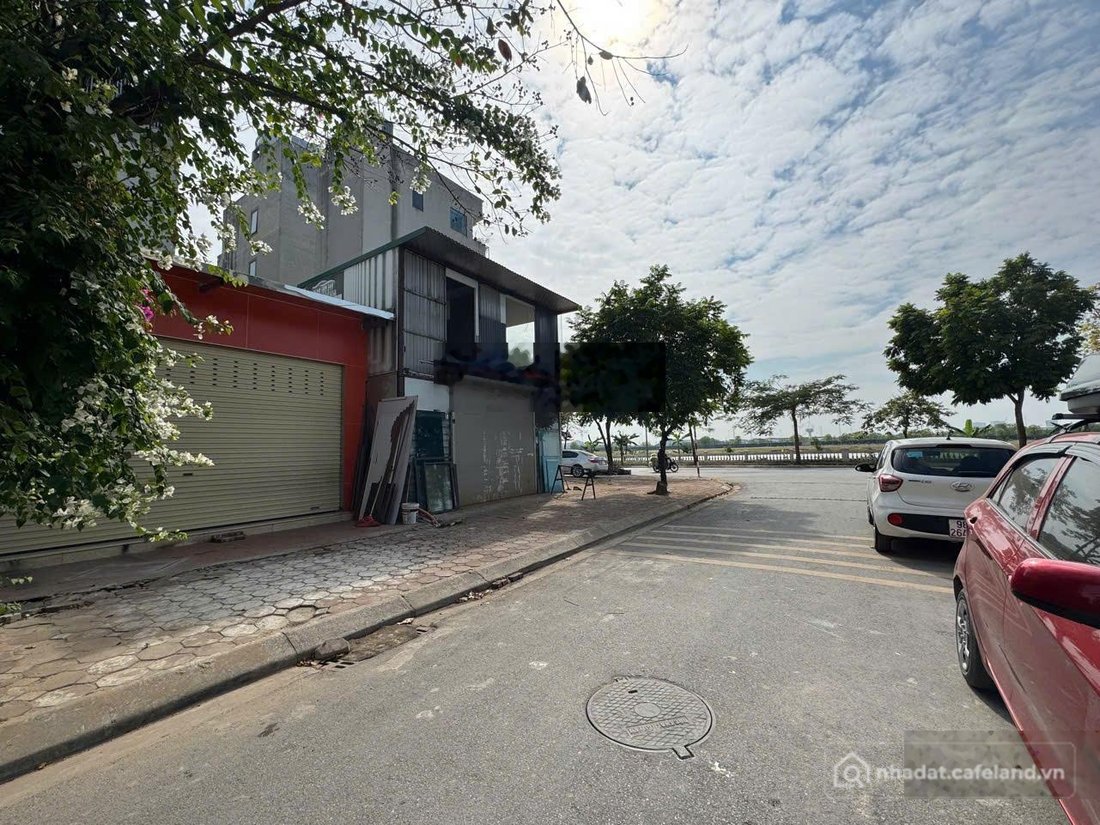 Bán đất thổ cư: Bán đất mặt phố Nguyễn Văn Hưởng, đường 15m, vỉa hè, cách hồ 10m