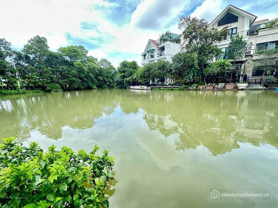 Bán biệt thự: Bán gấp BT Hoa Sữa 07 - 06 hướng ĐB 412.5m2 xây dựng 724.1m2 view 