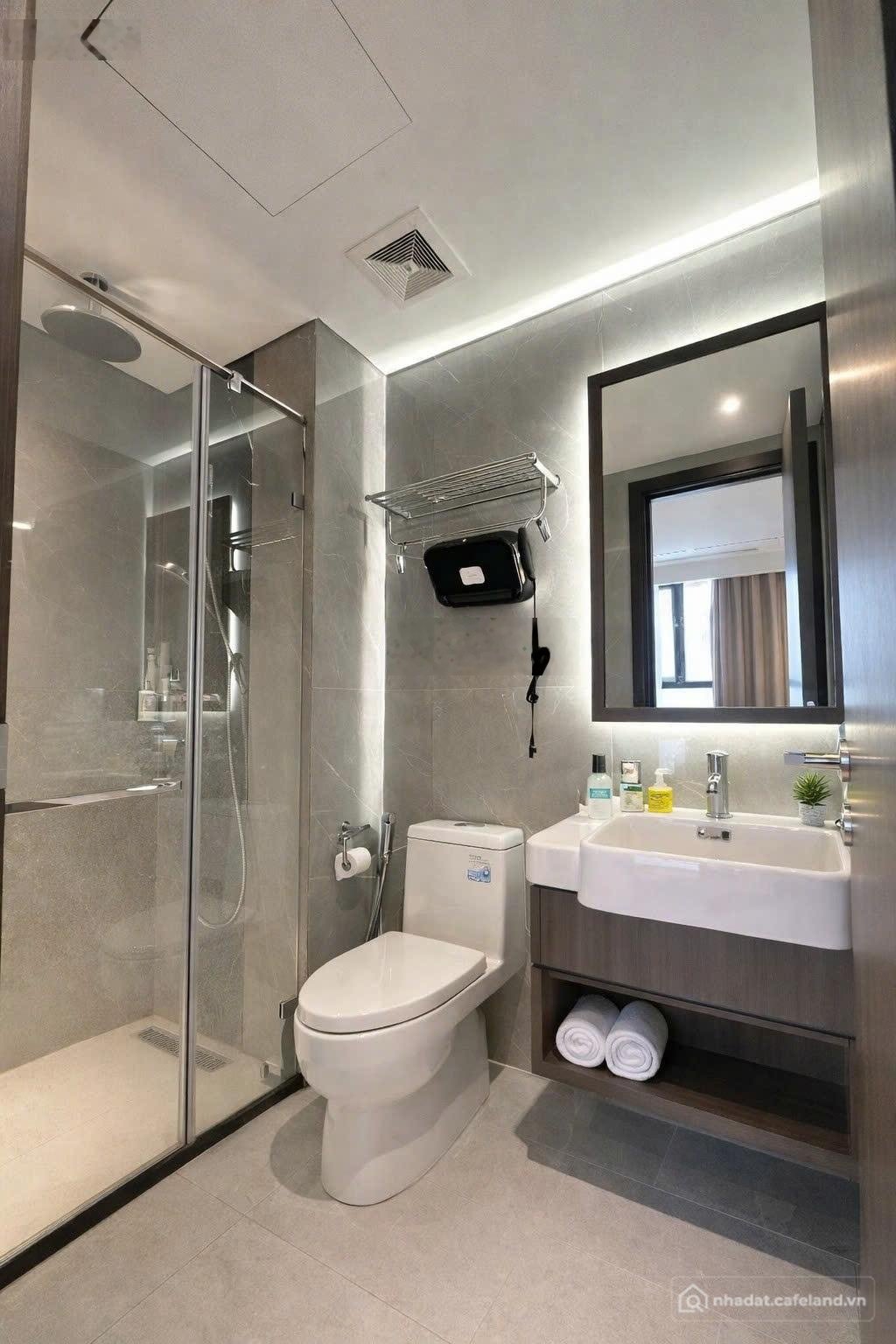 Bán căn hộ chung cư: Bán căn hộ 2 phòng ngủ cao cấp số 8 Nguyên Hồng, Đống Đa