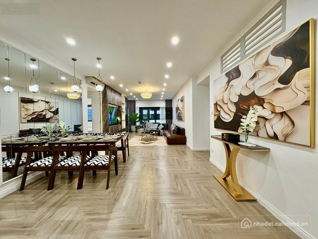 Bán căn hộ chung cư: Chính chủ bán gấp căn 3 ngủ 162m N05 Hoàng Đao Thúy . Giá 1