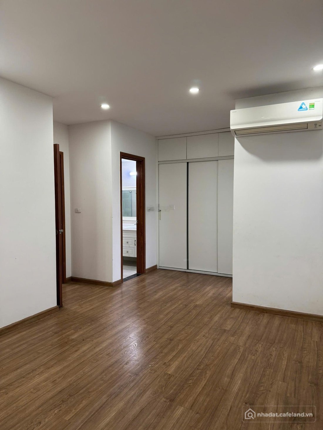 Bán căn hộ chung cư: Chính chủ bán căn hộ 2 phòng ngủ 80m2 chung cư Hoàng Thành 