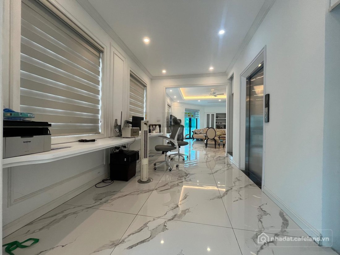 Bán biệt thự: Mình bán liền kề góc 3 mặt đường đã hoàn thiện có thang máy, nội t