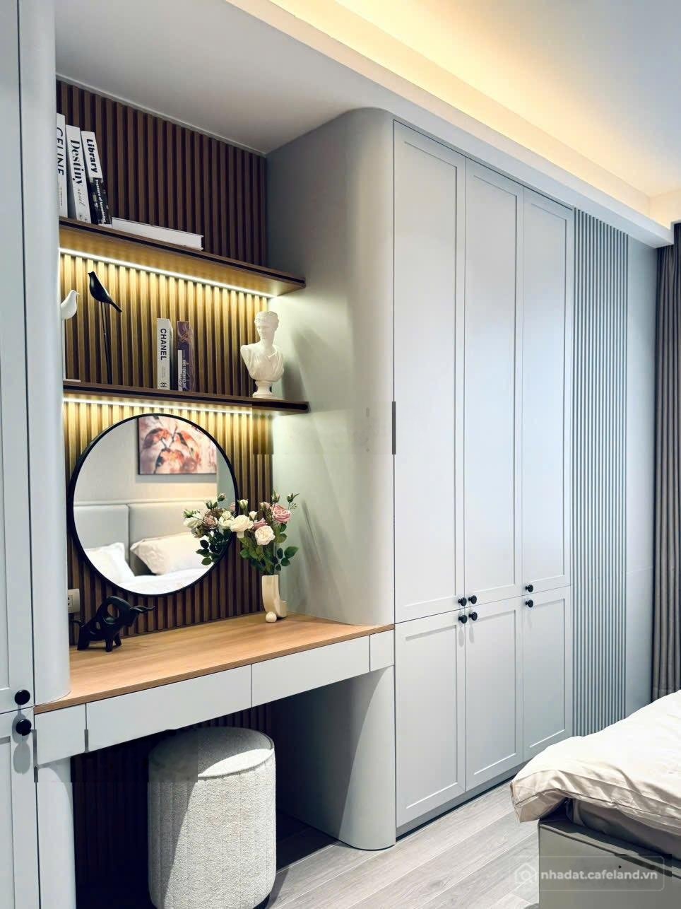 Bán căn hộ chung cư: Bán gấp căn 2 ngủ có ban công duy nhất tại Golden Palace. G