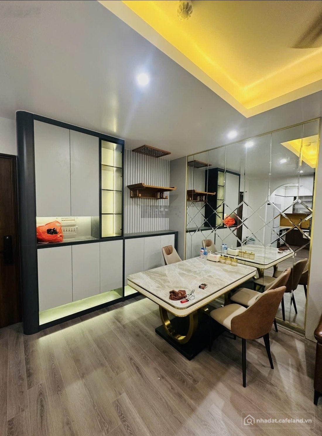 Bán căn hộ chung cư: Bán căn 66m2 tầng 8 sổ đỏ ban công hướng đông nhà đẹp như h