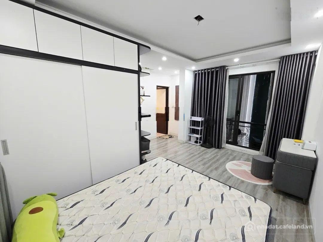 Bán nhà riêng: Chủ giảm chào, nhà 5 tầng ngay cổng làng Văn La, cách ô tô 15m, c