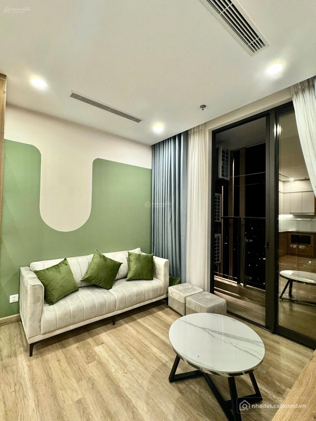 Bán căn hộ chung cư: Căn 2 ngủ 52m2 tòa Sol Forest full nội thất giá tốt