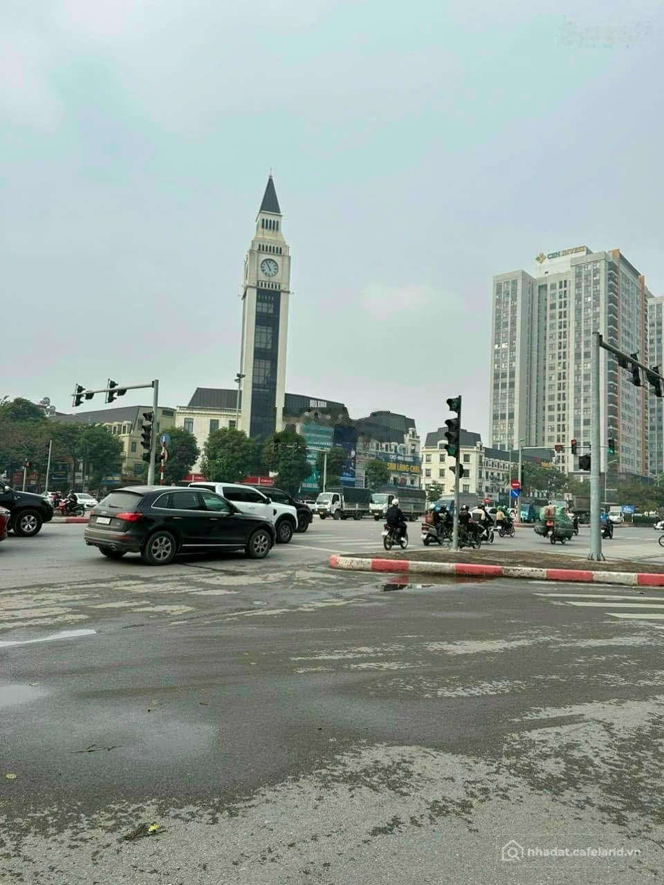 Bán biệt thự: Bán nhanh liền kề văn Phú ngay trường Marricuri. Đường to. Kinh do