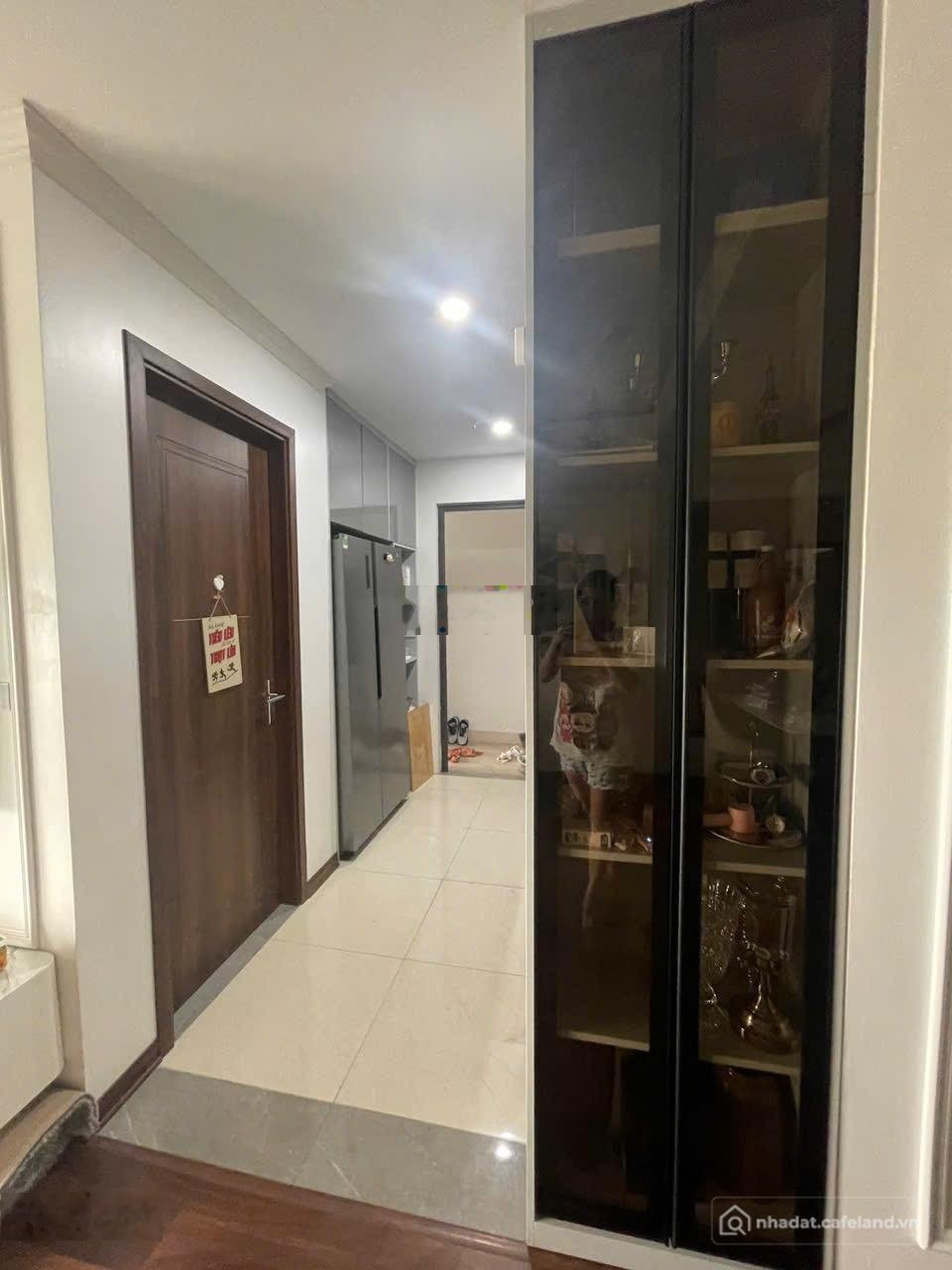 Bán căn hộ chung cư: Chính chủ gửi bán căn hộ 2 phòng ngủ, 2 vệ sinh, sẵn nội th
