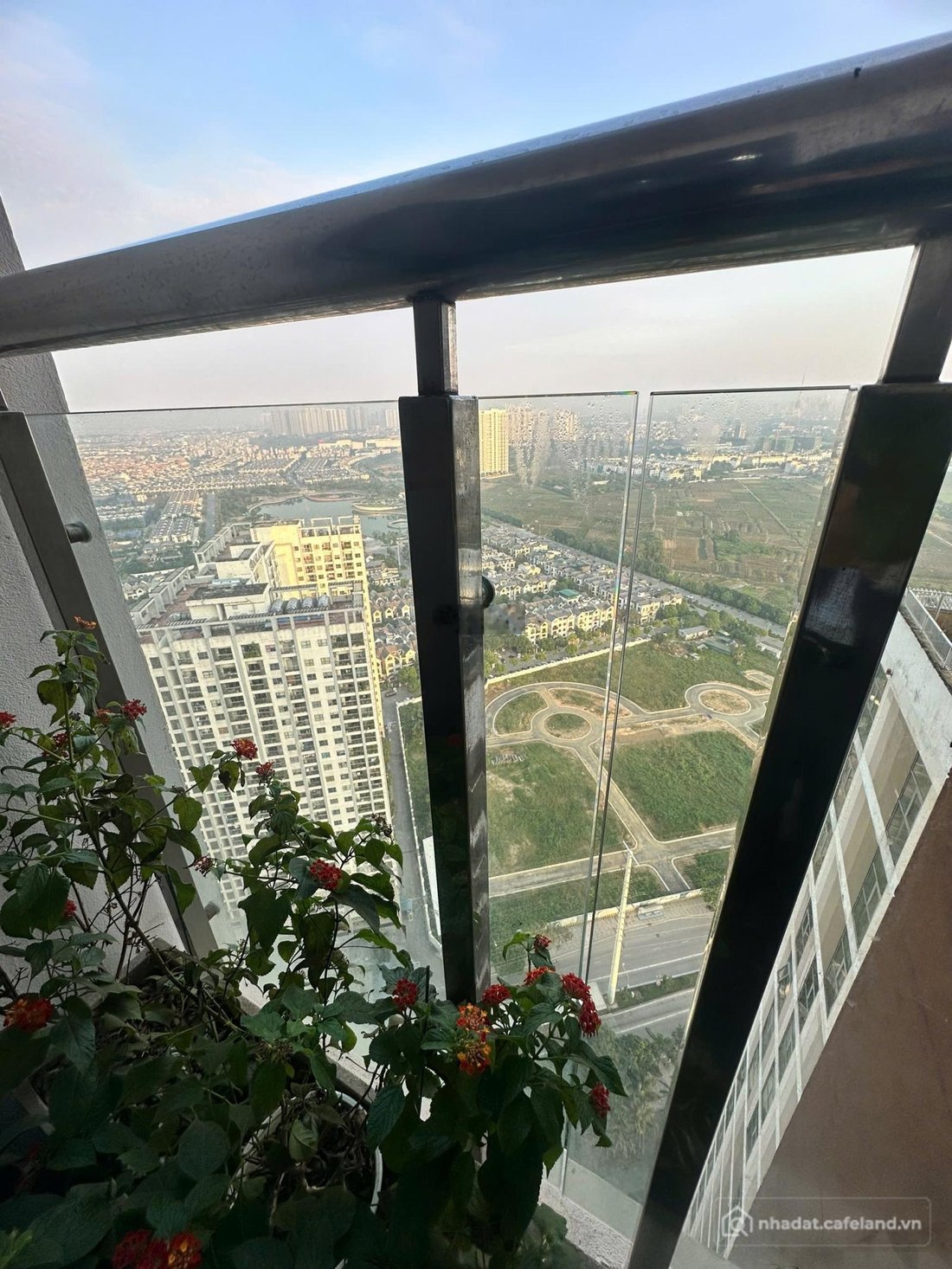 Bán căn hộ chung cư: Chính chủ gửi bán căn 2 phòng ngủ HPC Landmark 105, nội thấ