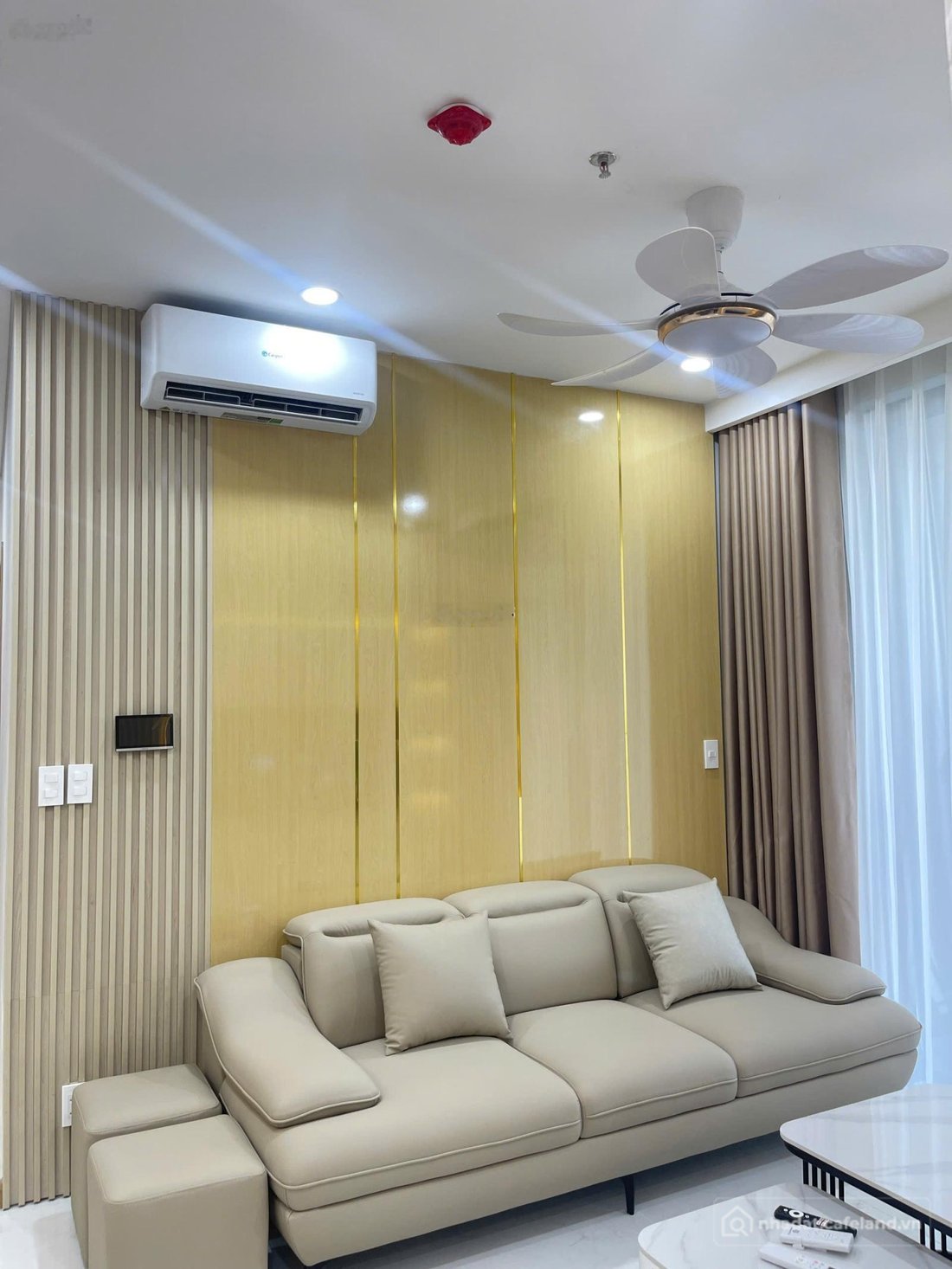 Bán căn hộ chung cư: Bán căn 2PN Full đồ đẹp, ban công Đông Nam, view bể bơi Chu