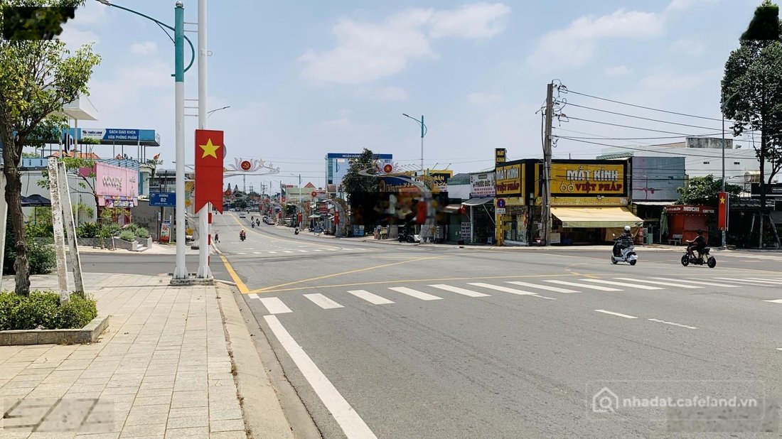 Bán đất thổ cư: CCG lô 3 mặt tiền đường 13m đẹp - P. Long Nguyên - TP. HCM sổ sẵ