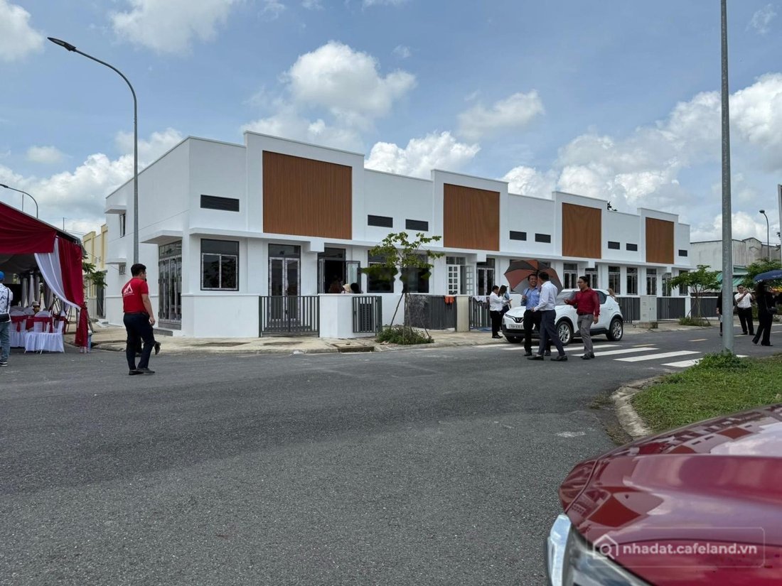 Bán biệt thự: Bán nhà phố hiện đại - kcn phước đông new city - sổ hồng chính chủ
