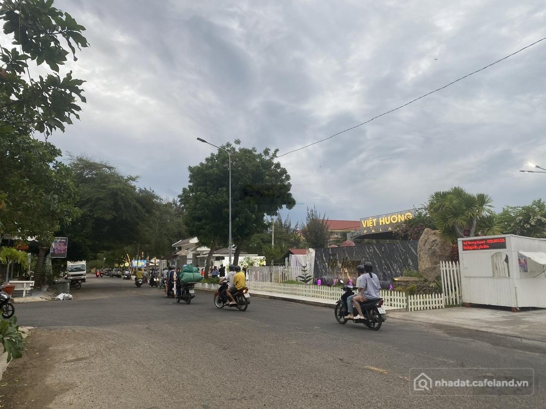 Bán đất thổ cư: Bán khu đất 400m2 (2 mặt tiền) đối diện Resort Việt Hương, Phan 