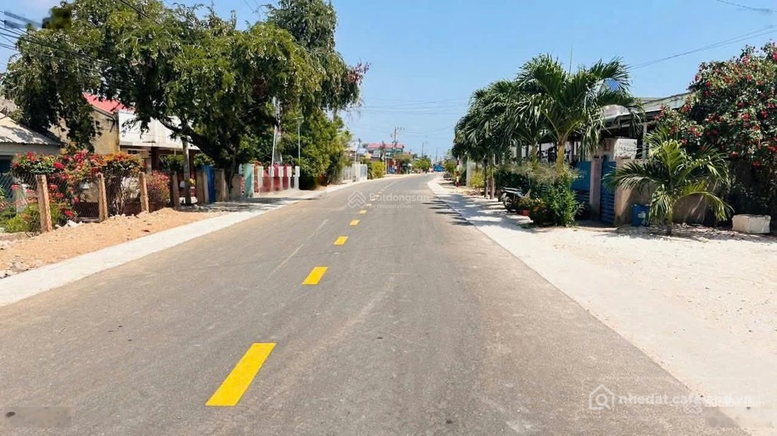 Bán đất thổ cư: 8tr/m2 đất thổ cư mặt tiền nhựa, ven biển, gần khu du lịch Bàu T