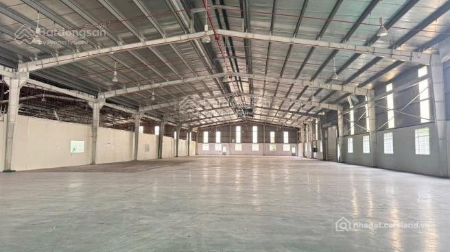 Bán kho, nhà xưởng: Bán kho xưởng DT 40x101m tầng 2 lửng KCN Đức Hòa 3, giá 36 t