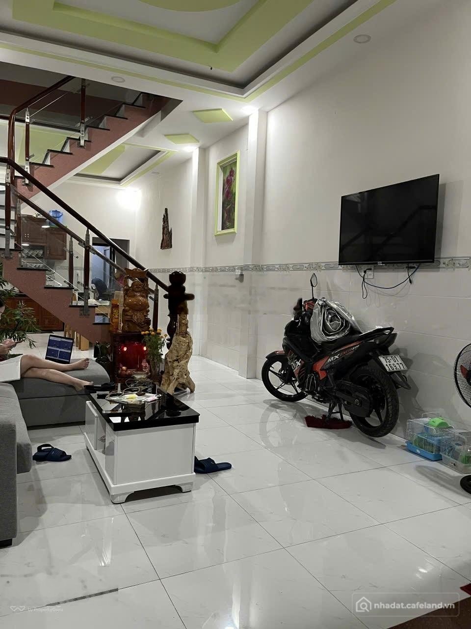 Bán nhà riêng: Nhà trêt lầu đường 6m vỉa hè cách 500 kdc phu hong thinh 6. sổ ri