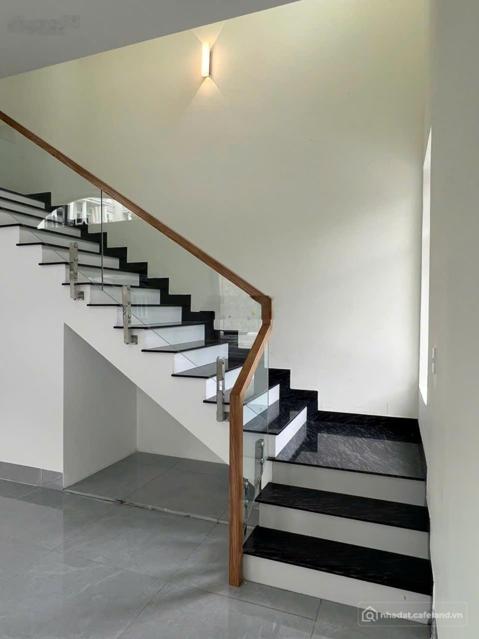 Bán biệt thự: Bán căn góc 1T2L 6x15m hoàn công, đường N1 KDC Icon Central p. Tân