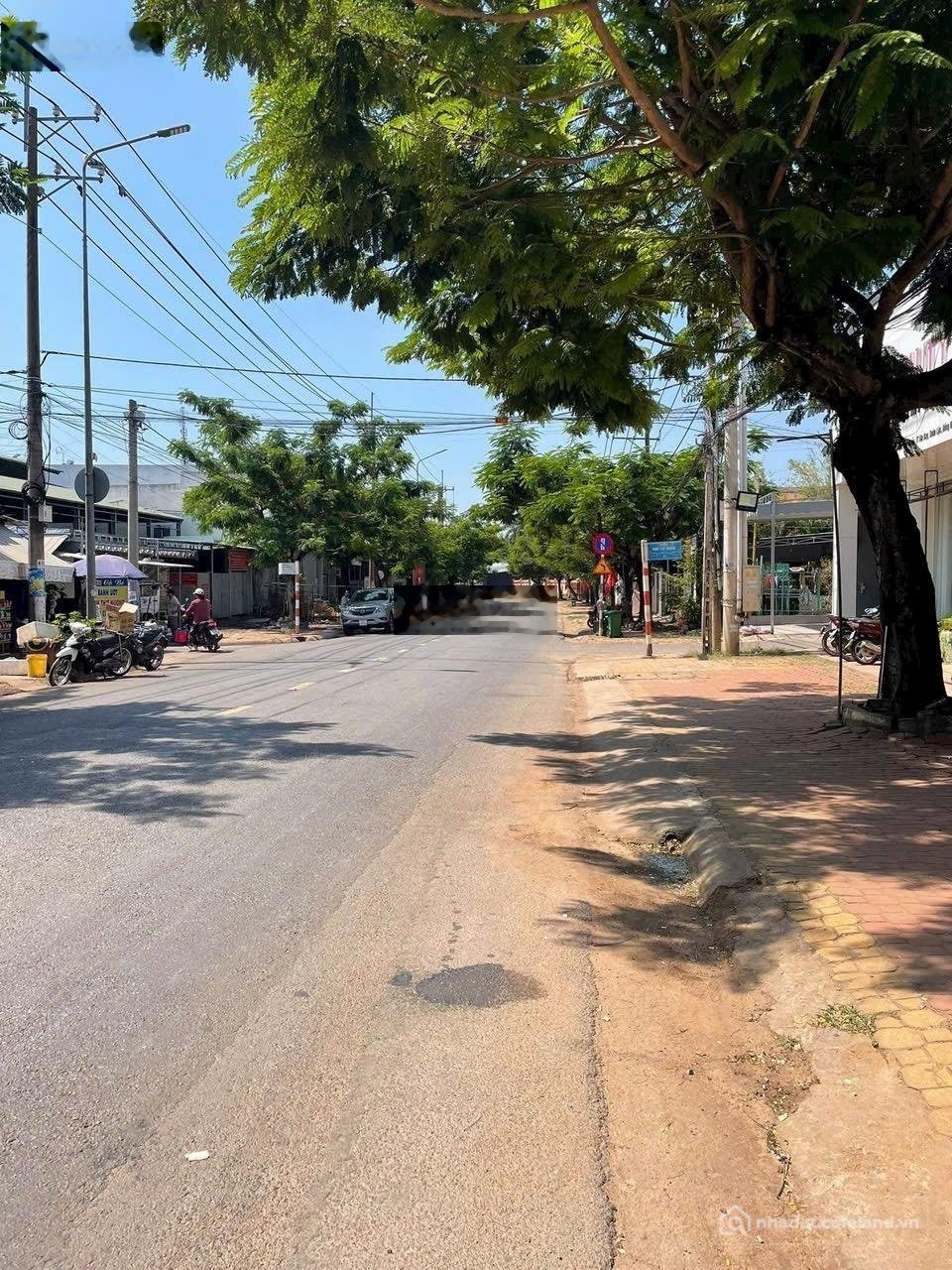 Bán đất thổ cư: Cần bán lô đất full thổ cư. Mặt tiền đường Ngô Quyền, gần chợ mớ