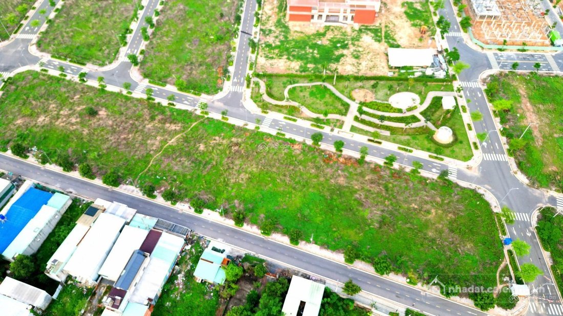 Bán đất thổ cư: Bán đất sổ riêng cá nhân, diện tích 100-120m2. Tại dự án Gem Sky