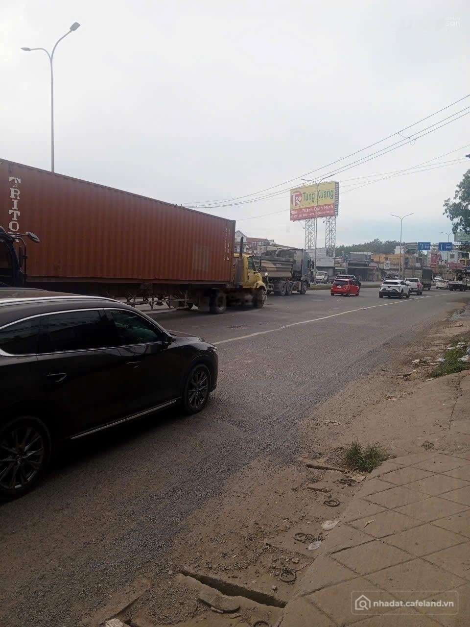 Bán nhà riêng: Nhà mặt tiền Quốc Lộ 51, 374m2 gần chợ Tân Mai 2 đối diện đường v