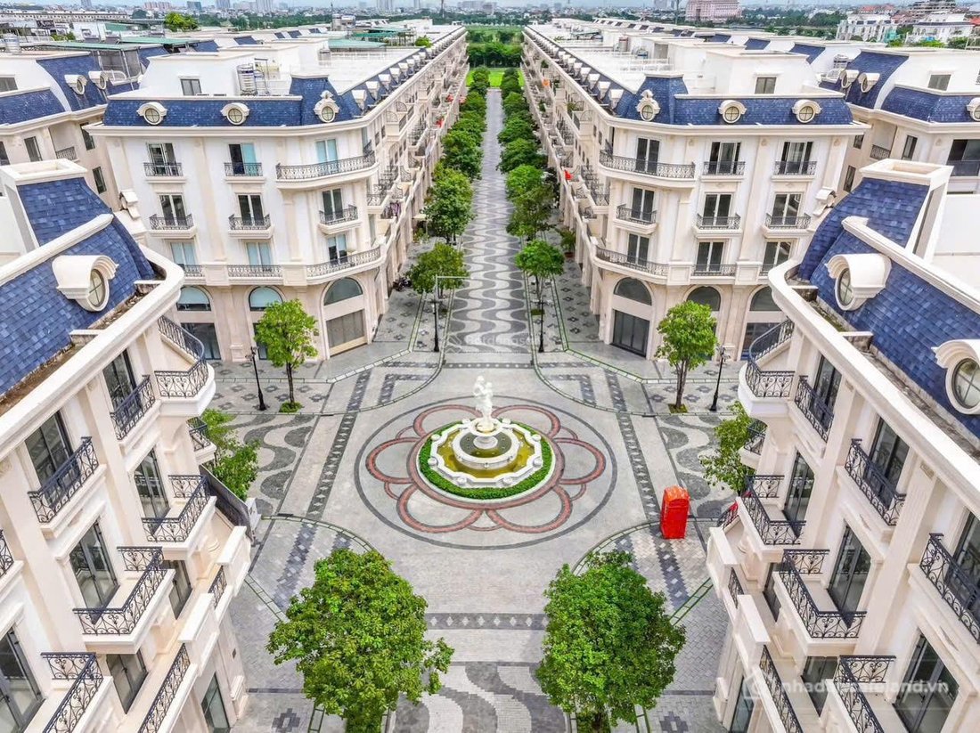 Bán nhà phố dự án: Shophouse mặt tiền phố đi bộ Royal Vạn Phúc City.