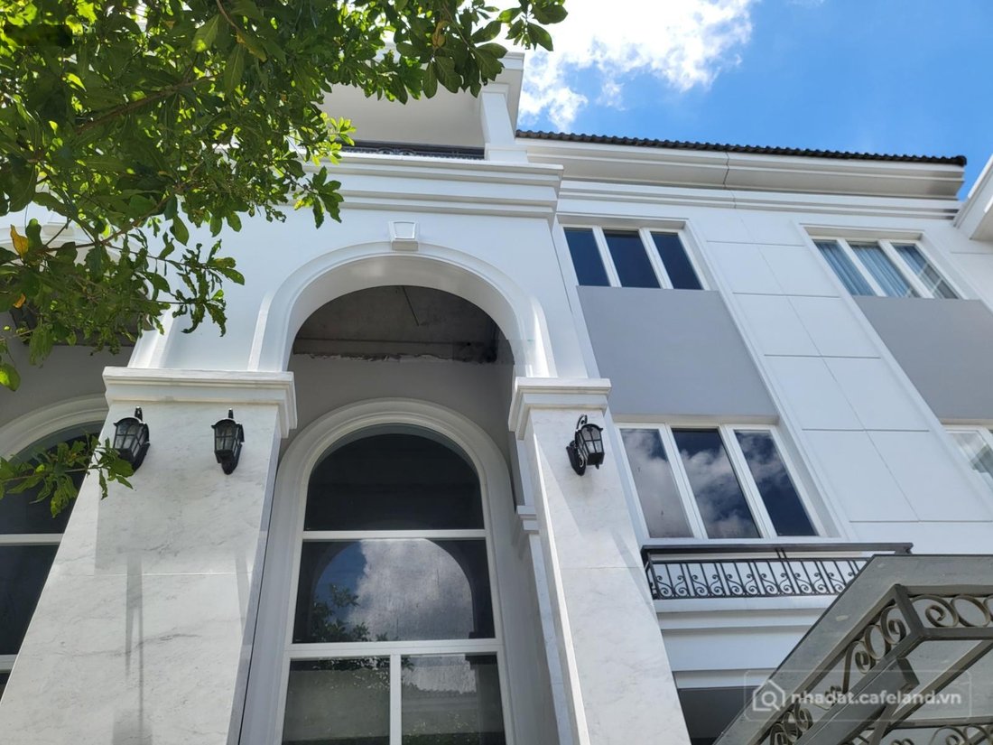 Bán biệt thự: Duy nhất căn góc Sol Villas 187m2 giá 22.5 tỷ, sổ hồng riêng. LH: 