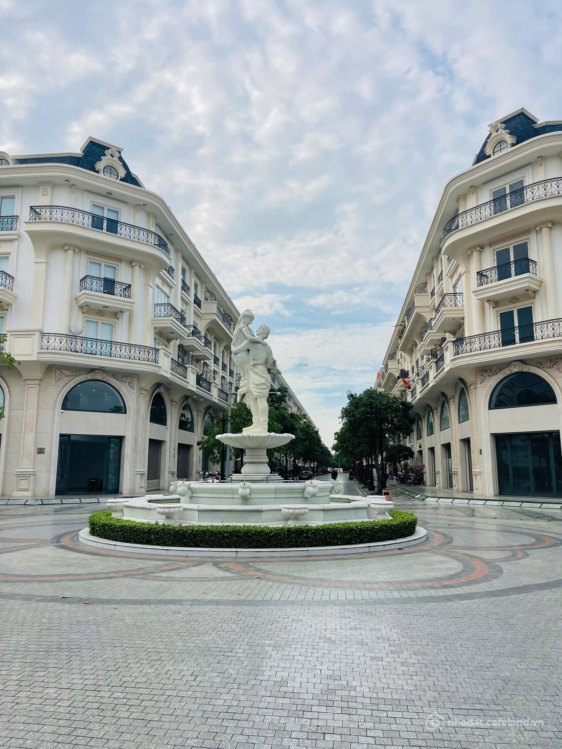 Bán nhà phố dự án: Bán shophouse Vạn Phúc City góc 2Mặt tiền đối diện Trung tâm 