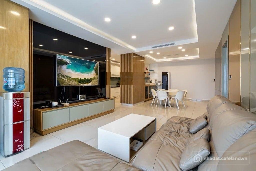 Bán căn hộ chung cư: Bán căn hộ Sky Center Phổ Quang Tân Bình 140m2 3PN view Lan